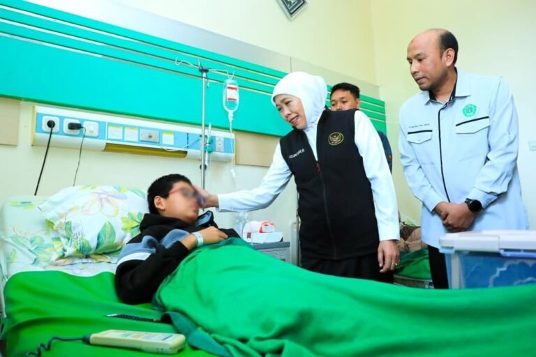 Gubernur Khofifah Jenguk Santri Diduga Korban Keracunan di RSI Siti Hajar Sidoarjo, Doakan Segera Pulih dan Sehat Kembali, Ajak Semua Pihak Melakukan Evaluasi dan Berbenah untuk Implementasi Tata Kelola MBG Yang Lebih Baik