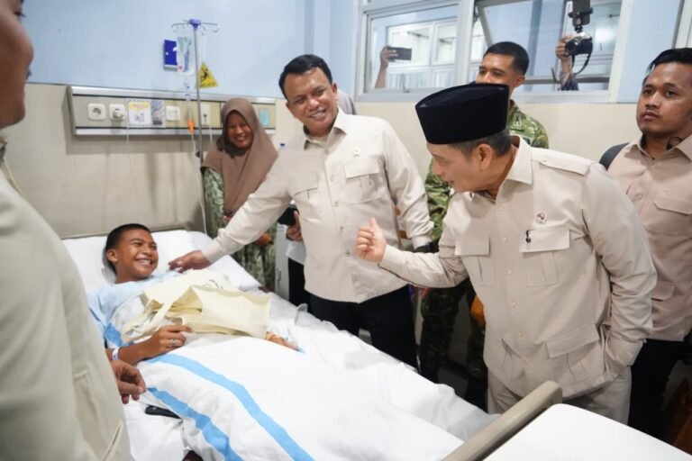Jenguk Santri Korban Dugaan Keracunan MBG, Wamenag: Harus Ada Investigasi untuk Pastikan Penyebabnya