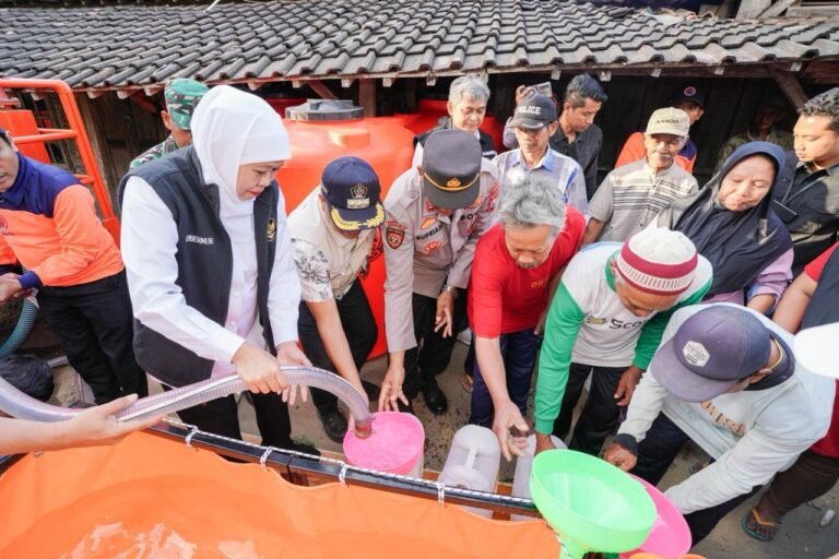 Gubernur Khofifah Salurkan Bantuan 120 Rit Air Bersih untuk Masyarakat Kabupaten Blitar, Bantu 38.270 Keluarga Terdampak Kekeringan
