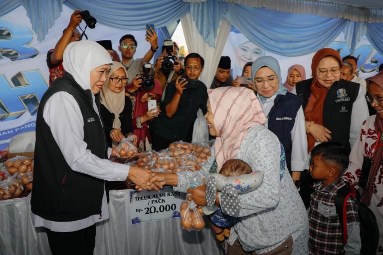 Gubernur Khofifah Gelar Pasar Murah Ke-118 di Lapangan Brubuh Blitar, Pastikan MasyarakatDapat Akses Bahan Pokok Terjangkau