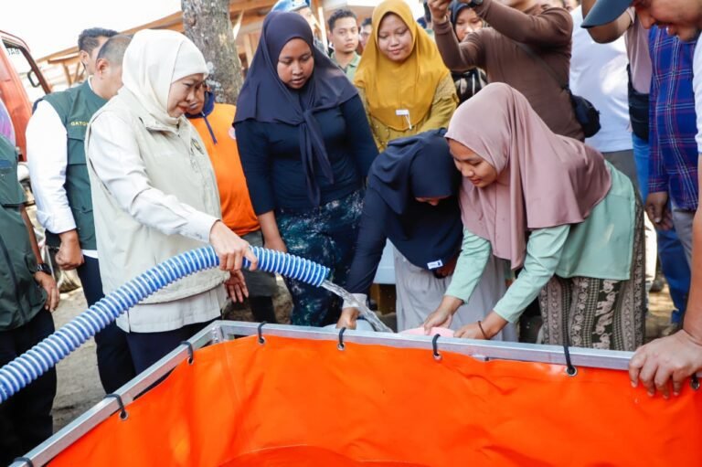 Gubernur Khofifah Salurkan Bantuan Air Bersih 45 Tandon dan 500 Jeriken untuk 19.837 Warga Terdampak Kekeringan di Pasuruan