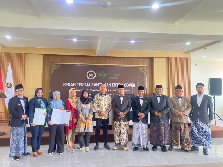 Kemenhaj Jatim Serahkan Santunan Extra Cover Kepada Ahli Waris Jemaah Haji