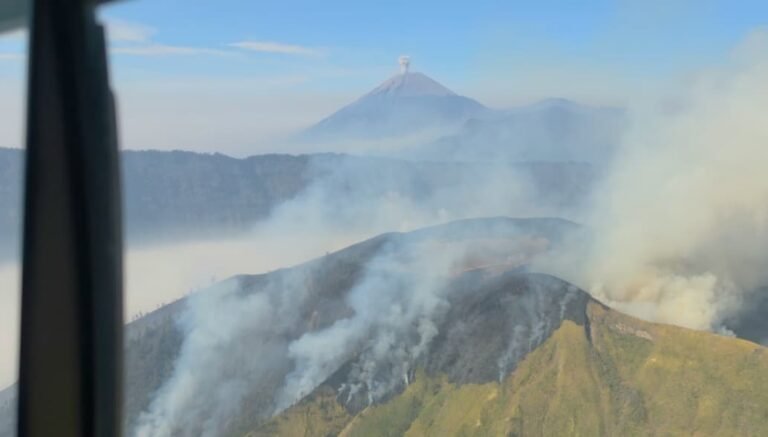 Gunung Bromo Terbakar Lagi, Tim BPBD Jatim Kerahkan Water Bombing Lagi