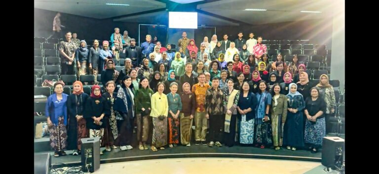 Arumi Bachsin Ajak Generasi Muda Bangga dan Lestarikan Batik Jawa Timur