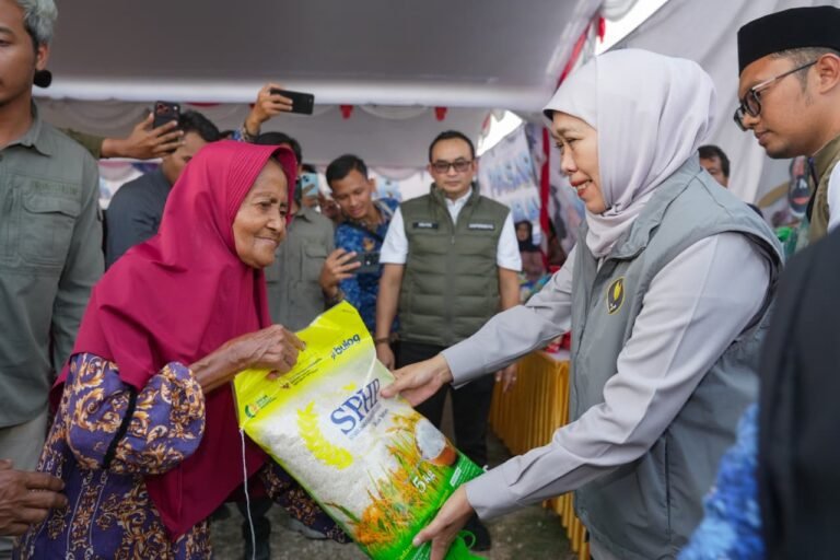 Gubernur Khofifah Gelar Pasar Murah untuk Ringankan Beban Masyarakat Desa Kedundung Sampang Di Tengah Kemarau Panjang