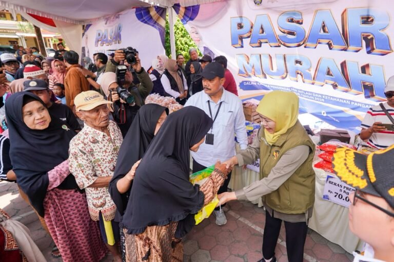 Gubernur Khofifah Gelar Pasar Murah ke-139 di Halaman Kantor Balai Desa Lengkong Mojokerto,Dekatkan Akses Bahan Pokok Terjangkau Bagi Masyarakat