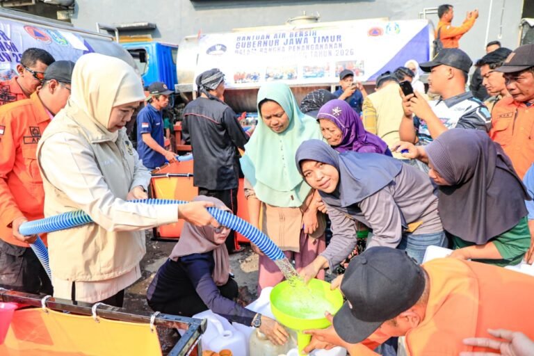 Gubernur Khofifah Perluas Penyaluran Langsung Air Bersih untuk Warga Terdampak Kekeringan Hingga ke Kabupaten Ponorogo, Ajak Semua Pihak Maksimalkan Ikhtiar Saintifik dan Spiritual Agar Turun Hujan yang Membawa Rahmat dan Manfaat