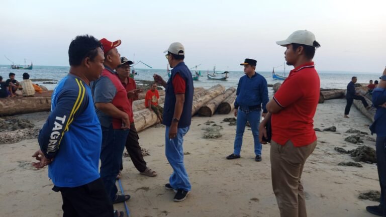 Gelombang Besar Lepaskan 700 Kayu Meranti, Pesisir Dungkek Porak-Poranda
