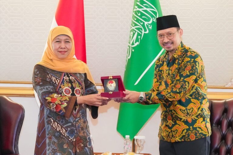 Rangkaian Misi Dagang untuk Perkuat Pasar Global, Gubernur Khofifah Lakukan Courtesy Call dengan Konjen RI di Jeddah, dorong Masuknya Produk Jatim dalam Rantai Pasok Haji dan Perkuat Layanan Finansial bagi Pekerja Migran Indonesia