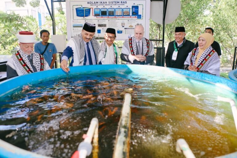 Gubernur Khofifah Ajak Tiga Tokoh Palestina Tinjau Inovasi Masjid Al-Akbar Surabaya, dari Kebun Melon Berbasis IoT hingga Budidaya Ikan dengan Air Olahan Bekas Wudu