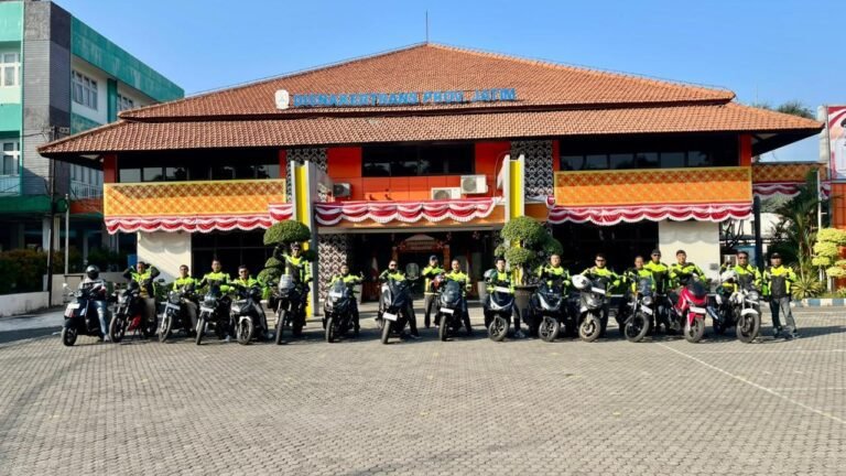 Arek Naker Jatim Touring ke Sarangan, Sosialisasikan Pelatihan Kompetensi dan Bagikan Sembako