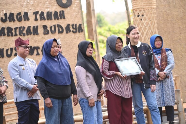 Diresmikan Wamen PPA, Banyuwangi Fasilitasi Para Orang Tua di Pinggir Hutan Lanjutkan Pendidikan