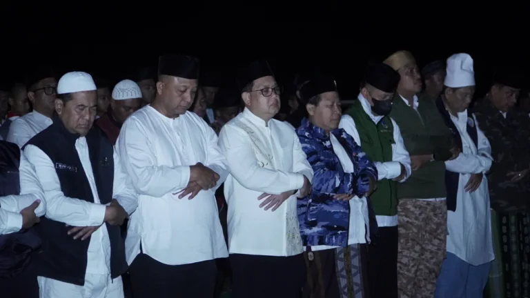 Peringati Hari Jadi ke-81 Jatim, Sekdaprov Adhy Karyono Ikuti Tahajud dan Doa Bersama di KRI Makassar-590