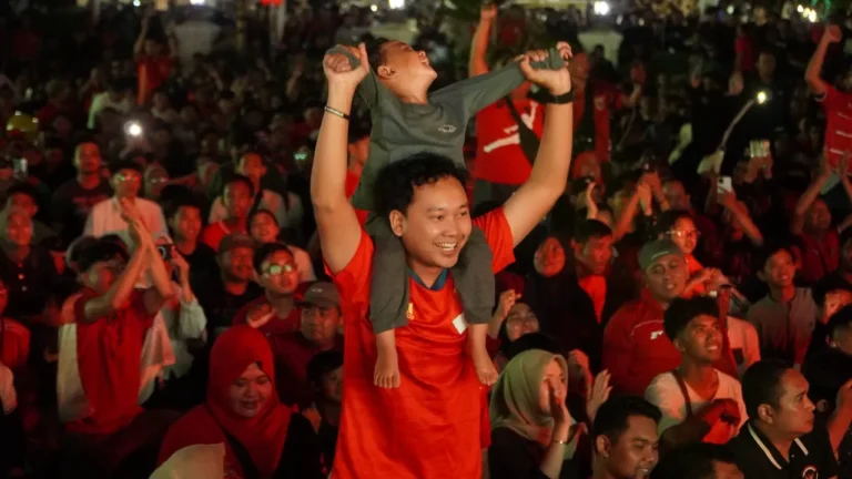 Ribuan Warga Padati Grahadi Saksikan Nobar Final Indonesia vs Thailand