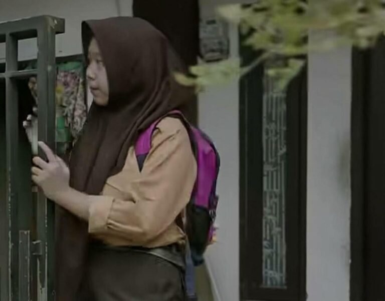 Pemkot Surabaya Komitmen Putus Rantai Kemiskinan, Wali Kota Eri Bantu Aisyah Kembali Sekolah Secara Gratis