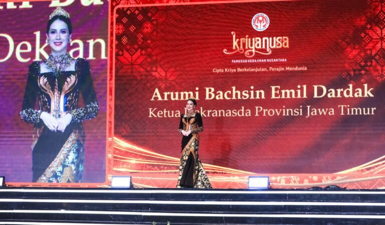 Padukan Kemegahan Majapahit dan Fashion Modern, Arumi Bachsin Angkat Ketangguhan Tribhuwana Tunggadewi di Kriyanusa 2026 serta Ajak Anak Muda Bangga Berwastra