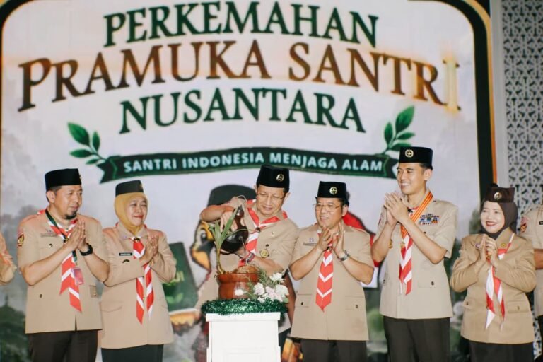 Gubernur Khofifah Dampingi Menag Buka PPSN VI, Ajak Santri Pramuka Jadi Pagar Betis Jaga Keutuhan NKRI dan Masifkan Gerakan Tanam Pohon untuk Lestarikan Lingkungan