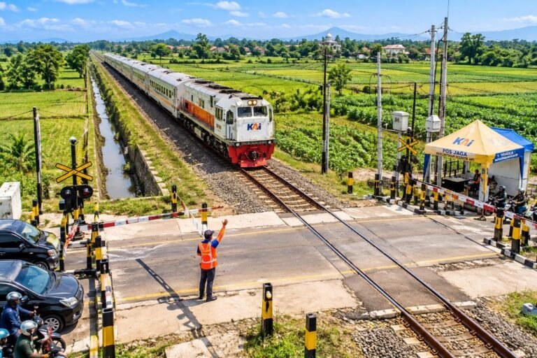 Pemkab Lumajang Ingatkan Warga Waspada Saat Melintasi Perlintasan Sebidang