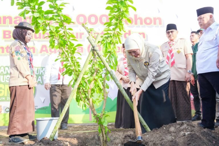 Gubernur Khofifah Tanam 1.000 Pohon  di Pesantren An Nur 2 Malang Bersama Santri Pramuka PPSN VI 2026, Gelorakan Semangat  Cinta Lingkungan dan Sedekah Oksigen