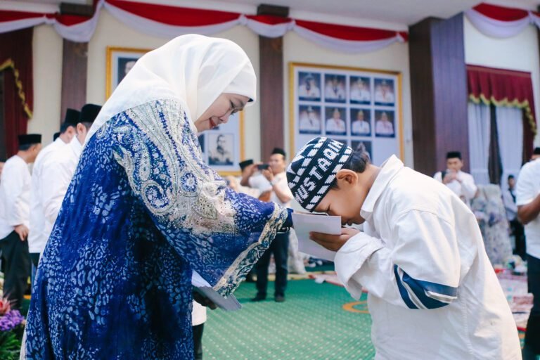 Sambut Hari Jadi ke-81 Jatim, Gubernur Khofifah Gelar Khataman Al-Qur’an dan Santuni 81 Anak Yatim di Grahadi