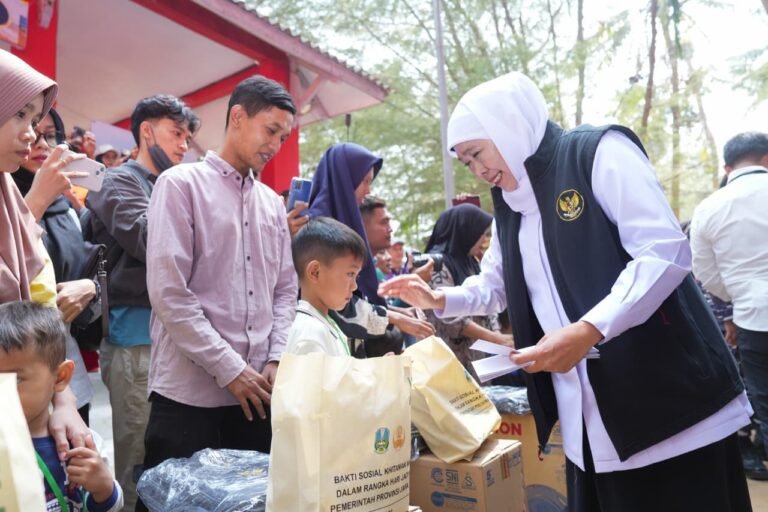 Gelar Khitanan Massal Pada Bakti Sosial Terpadu Hari Jadi ke 81 Provinsi Jawa Timur di Pantai Slopeng Sumenep, Gubernur Khofifah : Wujud Kepedulian pada Kesehatan Anak