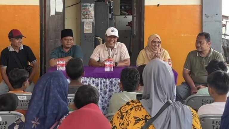 DLH Surabaya Ajak Anak-anak Kenjeran Bersihkan Pantai, Sediakan Tempat Sampah dan Pengangkutan Rutin