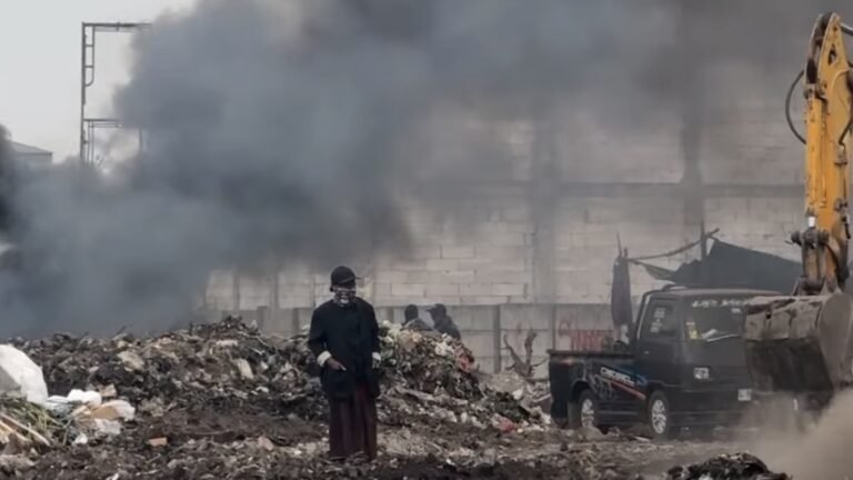 Gerak Cepat Tangani Aduan Warga, DLH Surabaya Tindak Lanjuti Pembakaran Sampah di Tambak Mayor