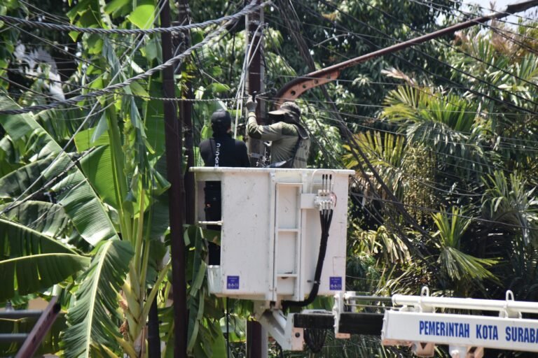 Pemkot Surabaya Tertibkan Jaringan Utilitas Tak Berizin di 224 Ruas Jalan, Target Selesai November