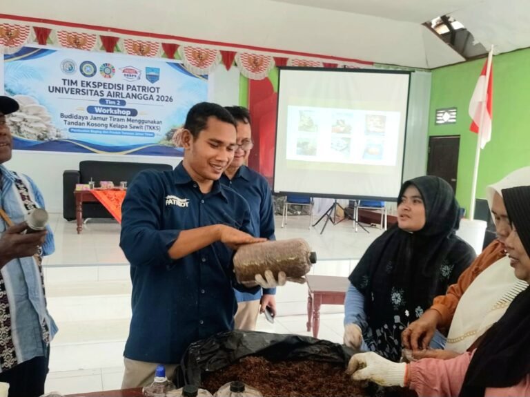 Olah Limbah Sawit Jadi Jamur Tiram, Tim Ekspedisi Patriot UNAIR Dorong Diversifikasi Ekonomi di Prafi