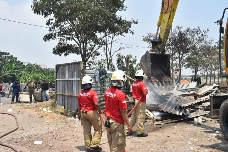 Pemkot Surabaya Tertibkan Aset di Jalan Nambangan, Bangunan Tanpa Dasar Hukum Ditindak