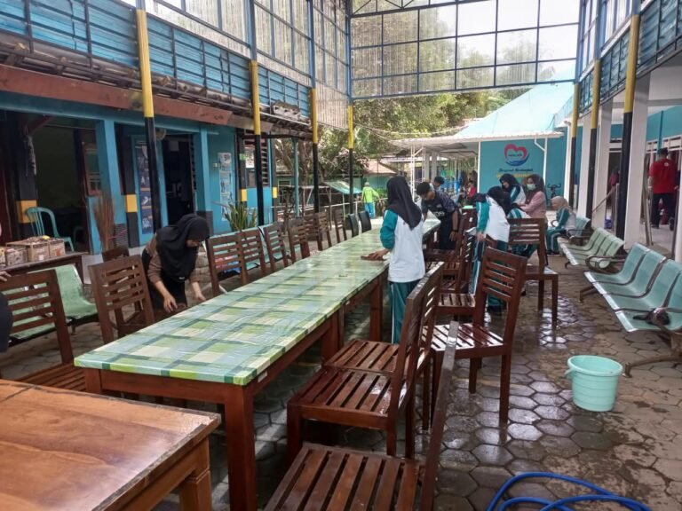 UPT PSTW Banyuwangi dan Mahasiswa Jember Bersinergi Ciptakan Ruang Makan Lansia yang Bersih