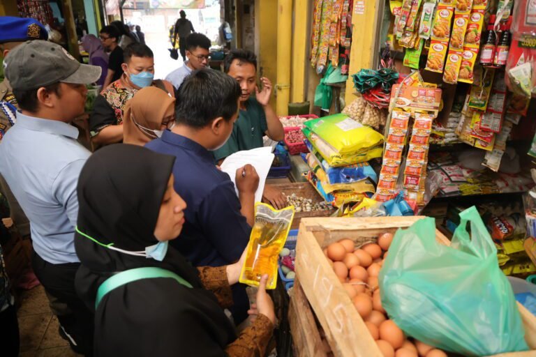 Sidak Bapokting di Lima Pasar, Pemkot Surabaya Temukan Minyakita di atas HET