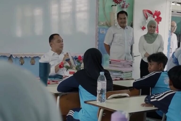 Tindak Lanjuti Laporan Warga, Wali Kota Eri Minta Dispendik Benahi Sarpras SDN Semolowaru IV