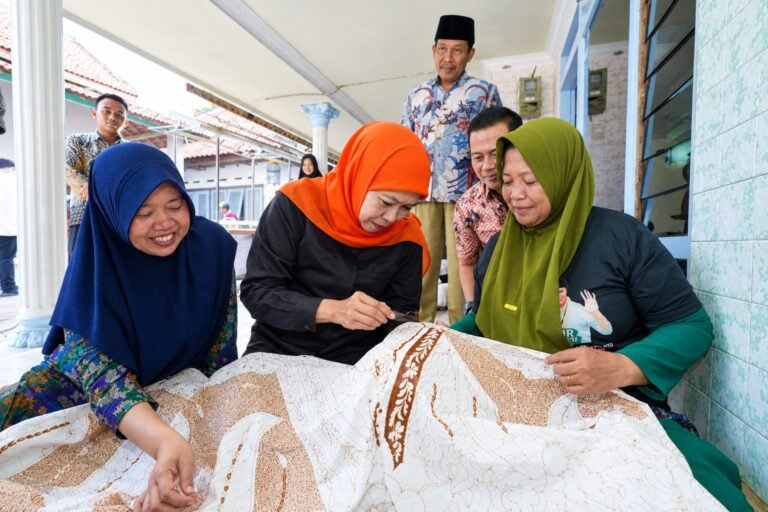 Peringatan Hari Batik Nasional, Gubernur Khofifah Ajak Masyarakat Jadikan Momentum Lestarikan Budaya dan Perkuat Kesejahteraan Perajin