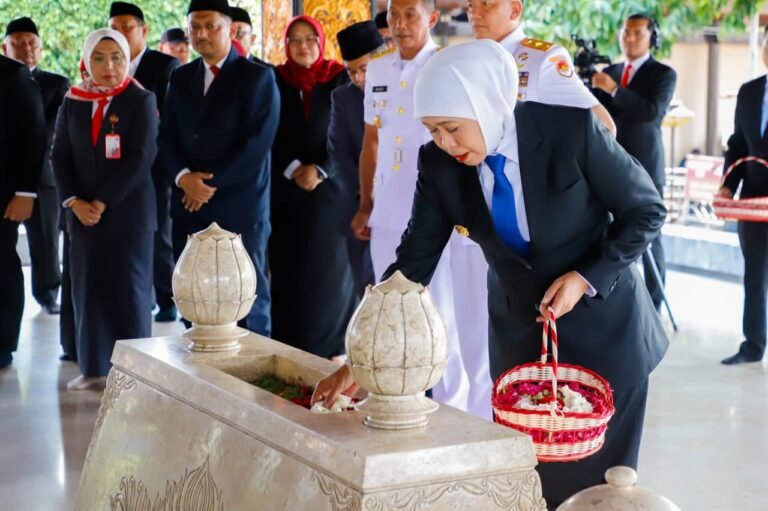 Jelang Hari Jadi ke-81 Jatim, Gubernur Khofifah Ziarah ke Makam Proklamator Bung Karno dan Ajak Teladani Semangat Gotong Royong