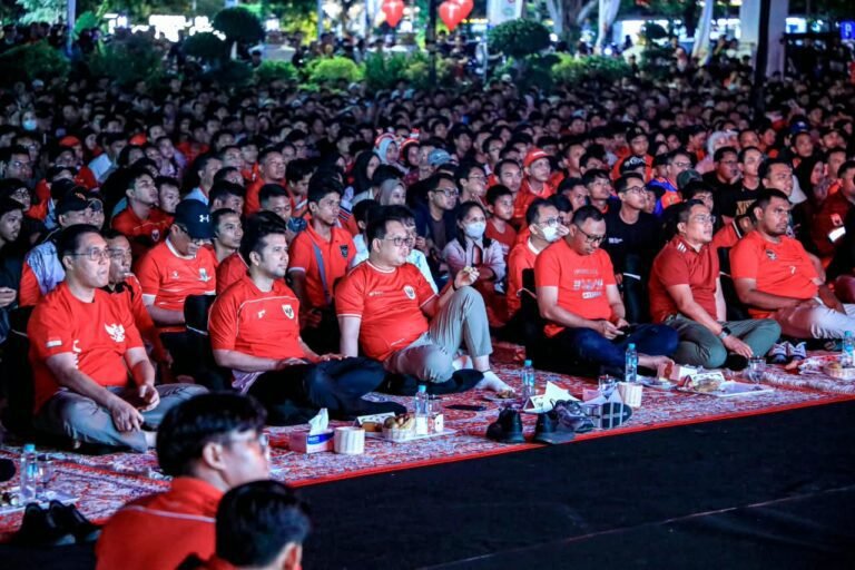Wagub Emil dan Ribuan Warga Nobar Final ASEAN Cup 2026 di Grahadi, Saksikan Timnas Juara Lewat Penalti 4-2 Atas Thailand