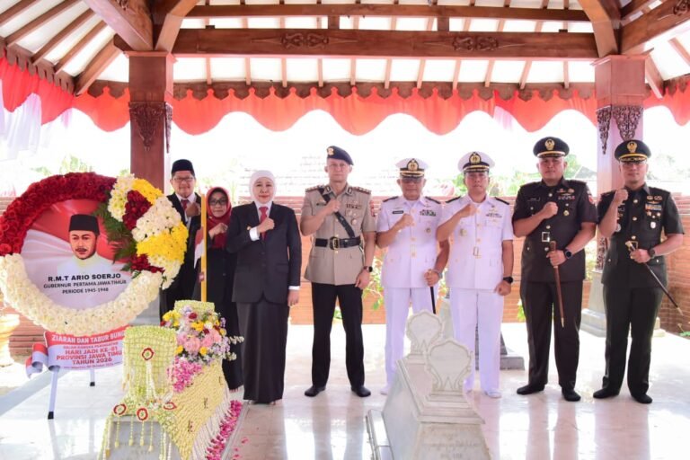 Gubernur Khofifah Pimpin  Ziarah ke Makam Gubernur Soerjo Jelang Hari Jadi ke-81, Ajak Teladani Kepemimpinan dan Keberanian Gubernur Pertama Jawa Timur