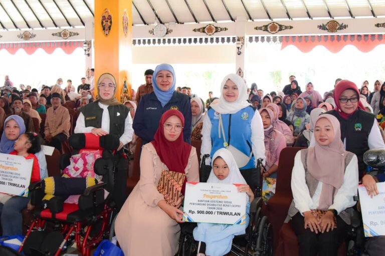 Sambut Hari Jadi ke-81 Jatim, Gubernur Khofifah Salurkan Bansos dan Dukungan Pemberdayaan Rp9,87 Miliar di Magetan, Jadi Pengungkit Ketahanan Ekonomi Keluarga