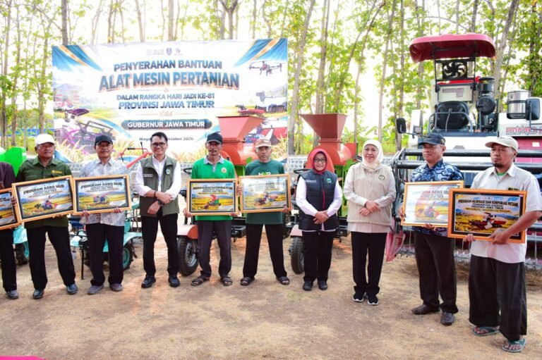 Semarakkan Hari Jadi ke-81 Jatim, Gubernur Khofifah Serahkan Alsintan untuk Tingkatkan Produktivitas Petani Magetan