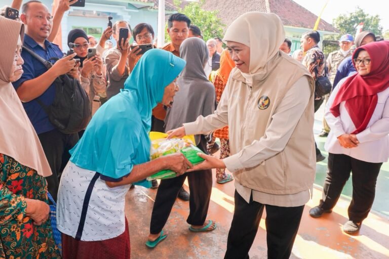 Semarakkan Hari Jadi ke-81 Jatim dan ke-351 Kabupaten Magetan, Gubernur Khofifah Hadirkan Pasar Murah dan Bagikan Doorprize untuk Masyarakat