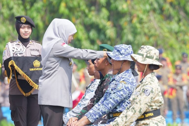 Gubernur Khofifah Pimpin Pembaretan 1.334 Taruna-Taruni Jatim, Tekankan Karakter Disiplin dan Tanggungjawab sebagai Kader Bela Negara