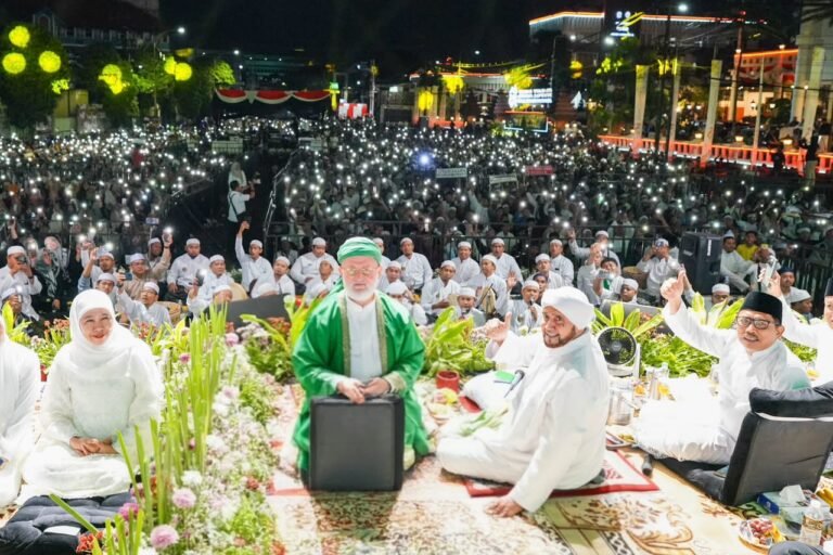 Gubernur Khofifah Bersama DPRD Jatim, Habib Syech dan Ribuan Jemaah Sambut Hari Jadi ke-81 Jatim dengan Bersholawat: Ajak Doakan Jatim Aman, Damai dan Penuh Keberkahan