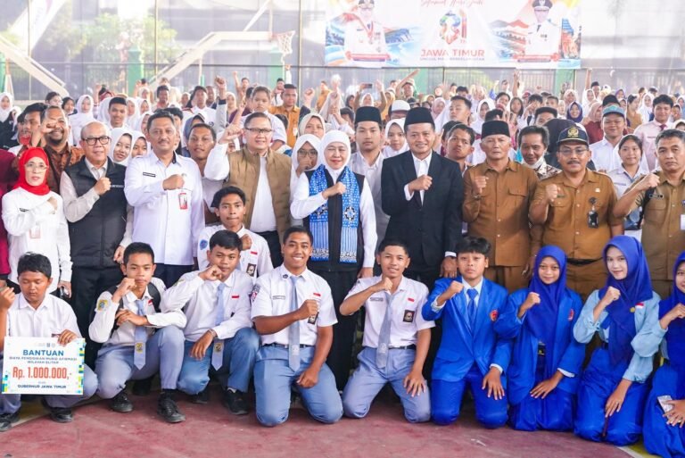 Jelang Hari Jadi ke-81 Jatim, Gubernur Khofifah Serahkan Bantuan Biaya Pendidikan bagi Murid Afirmasi Jenjang SMA, SMK, dan SLB di Blitar Raya dan Magetan