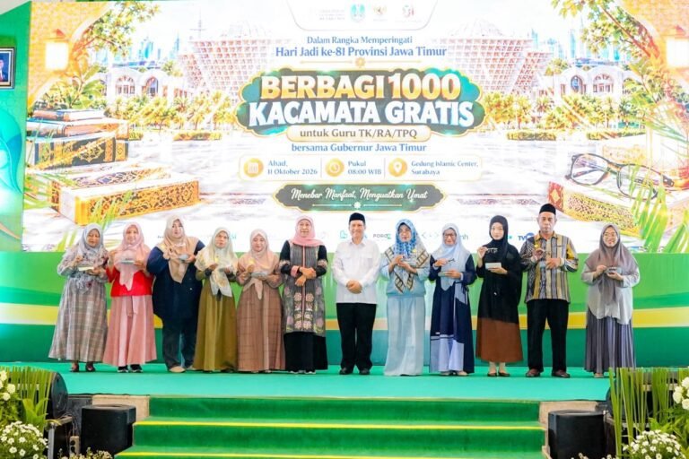 Gubernur Khofifah Bersama BAZNAS Jatim Bagikan 1.000 Kacamata Gratis untuk Guru PAUD, TK/RA dan TPQ di Momen Hari Jadi ke-81 Jawa Timur