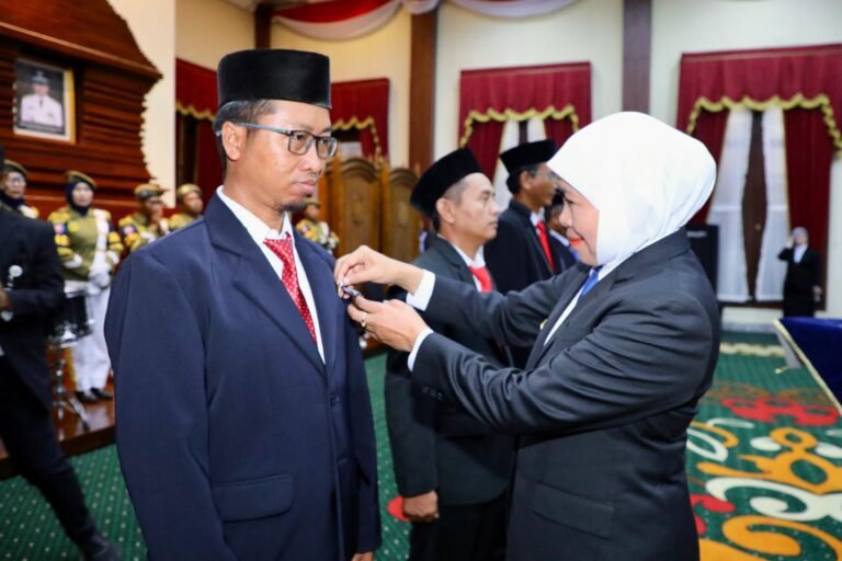 Gubernur Khofifah Sematkan Satyalancana Karya Satya 469 ASN Pemprov Jatim, Apresiasi Pengabdian dan Pesankan Jaga Integritas serta Perkuat Pelayanan kepada Masyarakat