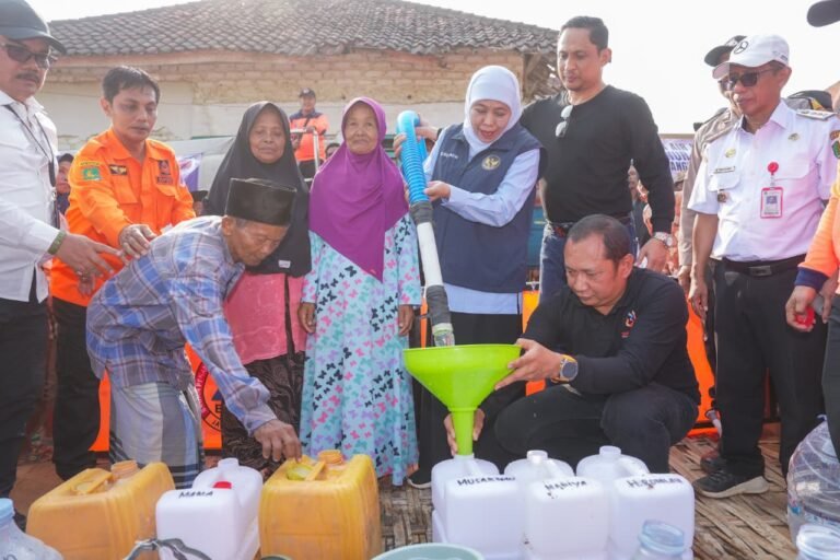 Gubernur Khofifah Salurkan Bantuan Air Bersih Di Sumenep, Siapkan Sumur Bor pada 2027 untuk Solusi Jangka Panjang