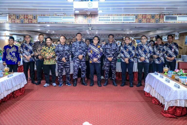 Gelar Sarasehan di Atas KRI Makassar 590, Sekdaprov Jatim Ajak Wujudkan Jawa Timur Gerbang Baru Nusantara The Next Level untuk Pembangunan Nasional