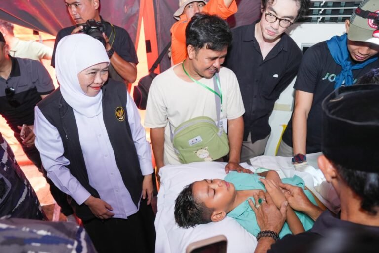 Gelar Khitanan Massal Pada Bakti Sosial Terpadu Hari Jadi ke 81 Provinsi Jawa Timur di Pantai Slopeng Sumenep, Gubernur Khofifah : Wujud Kepedulian pada Kesehatan Anak