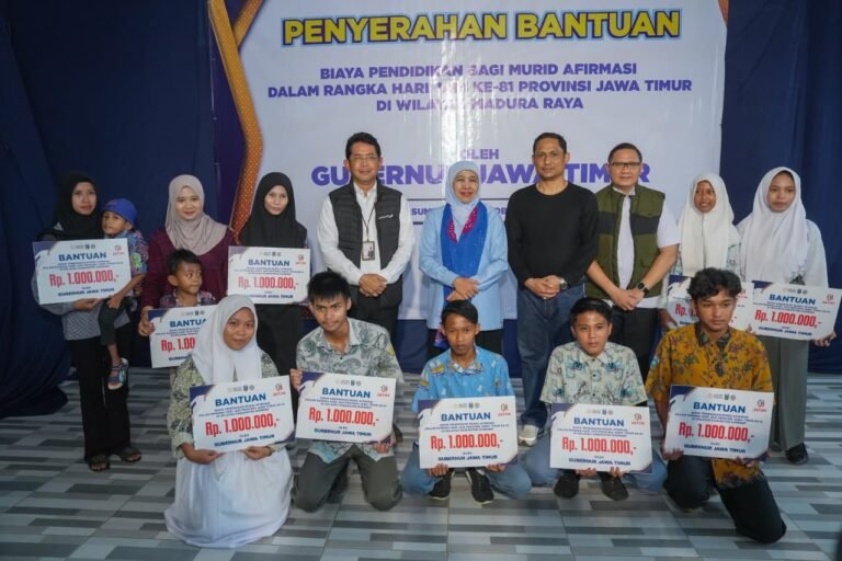 Gubernur Khofifah Salurkan Bantuan Afirmasi Pendidikan untuk 450 Murid di Madura Raya, Pastikan Keterbatasan Ekonomi Tak Hambat Sekolah