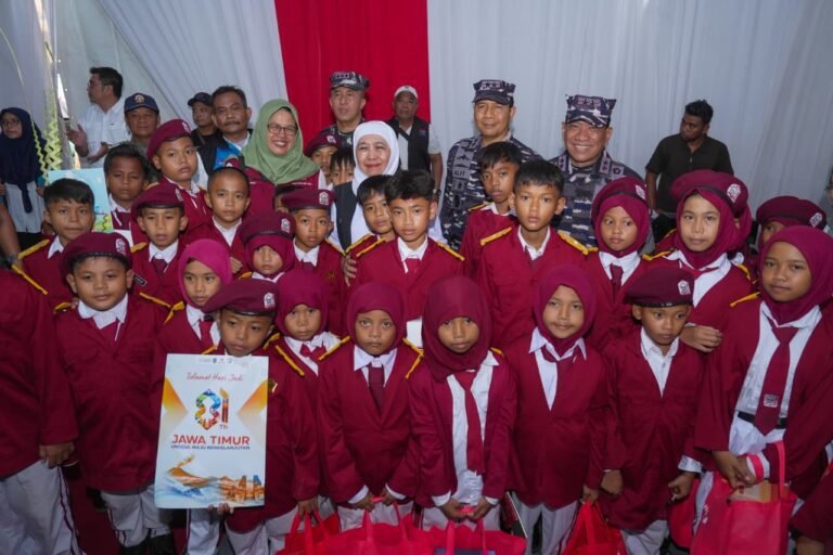 Gubernur Khofifah Serahkan Berbagai Bansos Senilai Rp17,36 Miliar Bagi Masyarakat Sumenep di Puncak Peringatan Hari Jadi Ke-81 Jatim di Pantai Slopeng